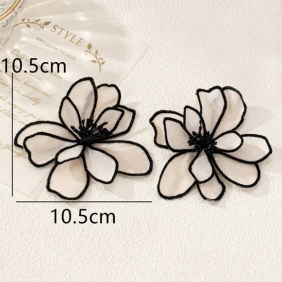 ✨NEW Elegant Black and White Floral Earrings - Picture 4 of 5